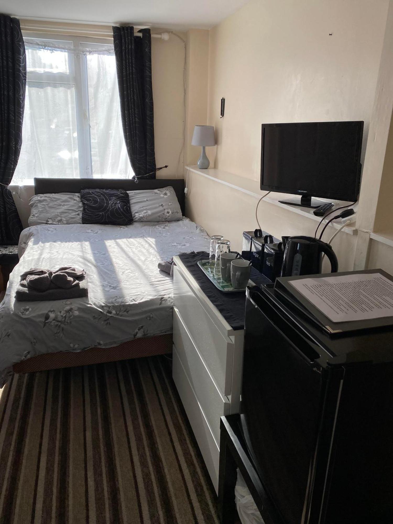 Parasol Weston Guest House Стая снимка