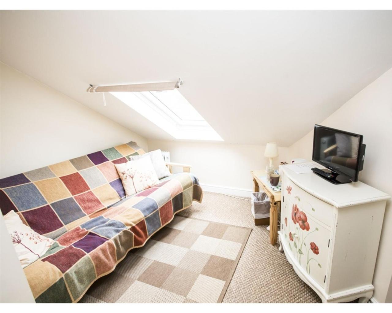 Parasol Weston Guest House Стая снимка