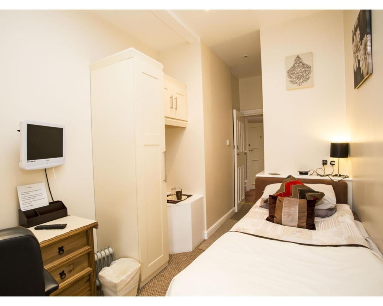 Parasol Weston Guest House Стая снимка
