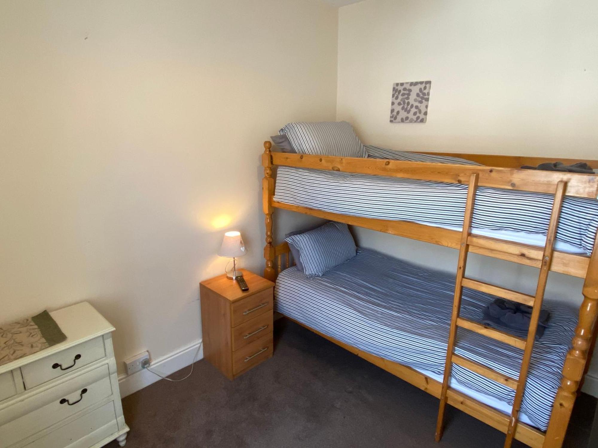 Parasol Weston Guest House Стая снимка