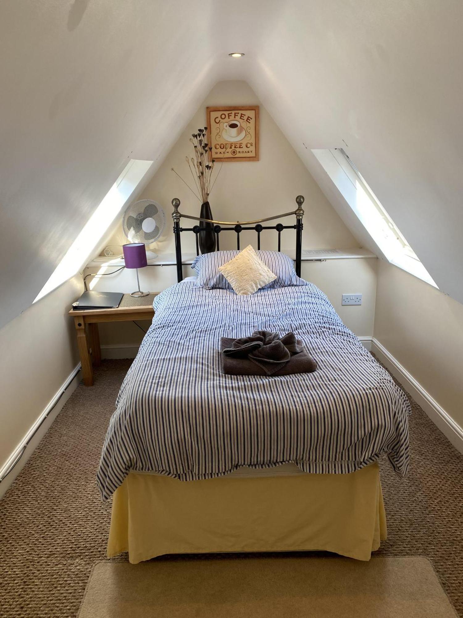 Parasol Weston Guest House Стая снимка