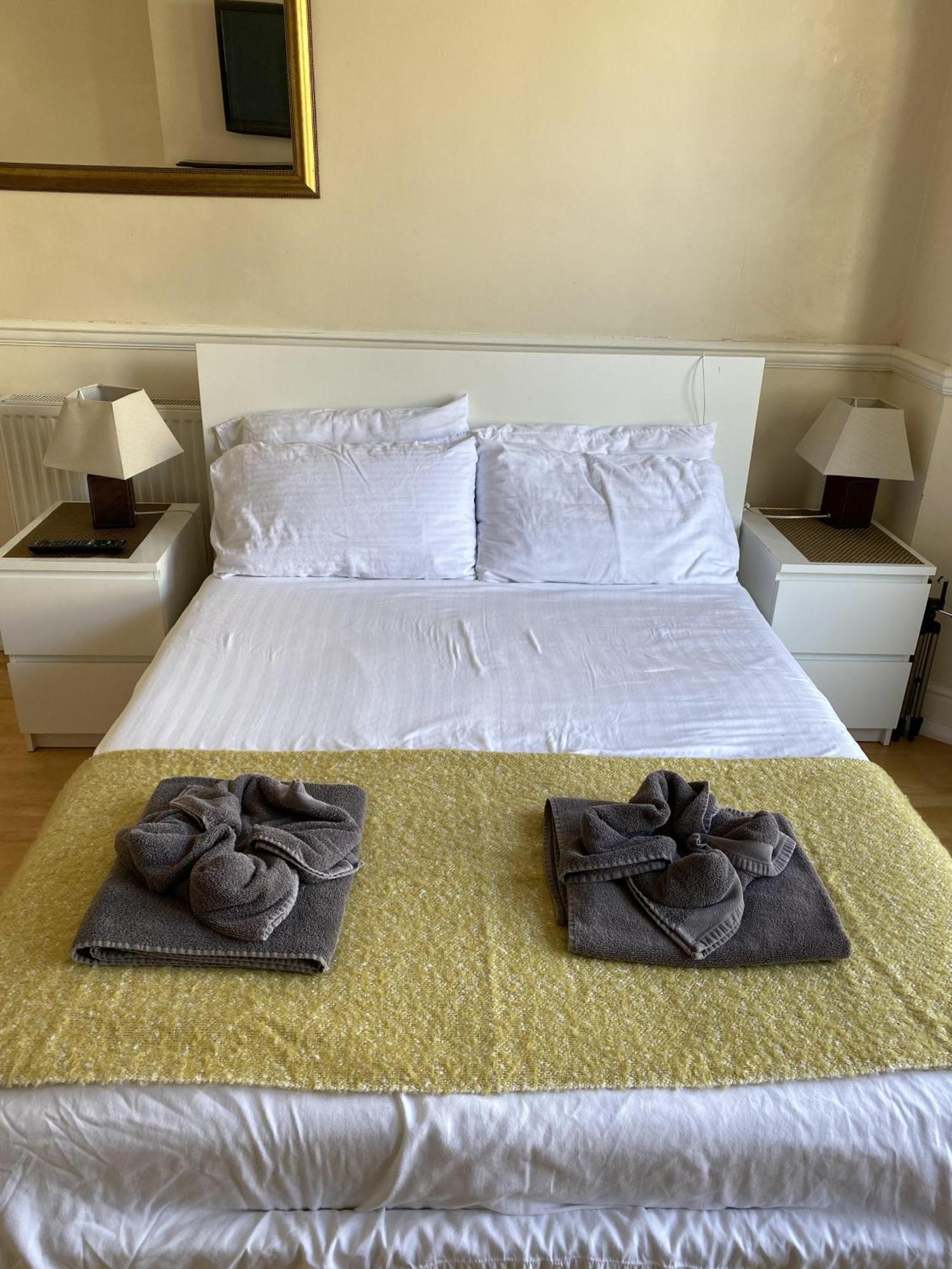 Parasol Weston Guest House Стая снимка