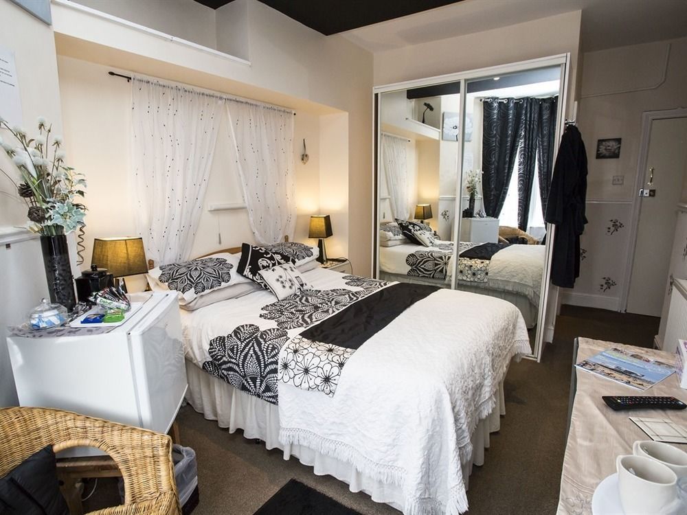 Parasol Weston Guest House Екстериор снимка